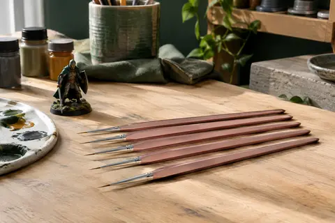 Cinq pinceaux de détail à manche triangulaire rose doré et pointe extra fine